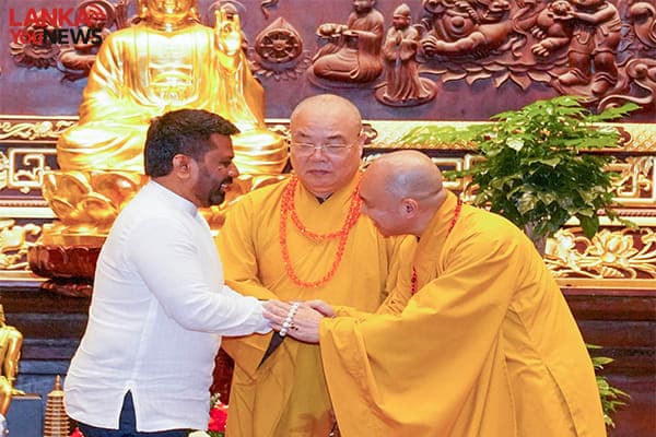 ජනපති බායි ඩිං  විහාරස්ථානය වැඳ පුදා ගනියි
