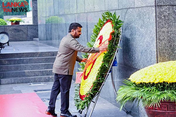 ජනපතිගෙන් හෝ චි මිං සොහොන් ගැබට සහ යුද විරු ස්මාරකයට පුෂ්පෝපහාර 